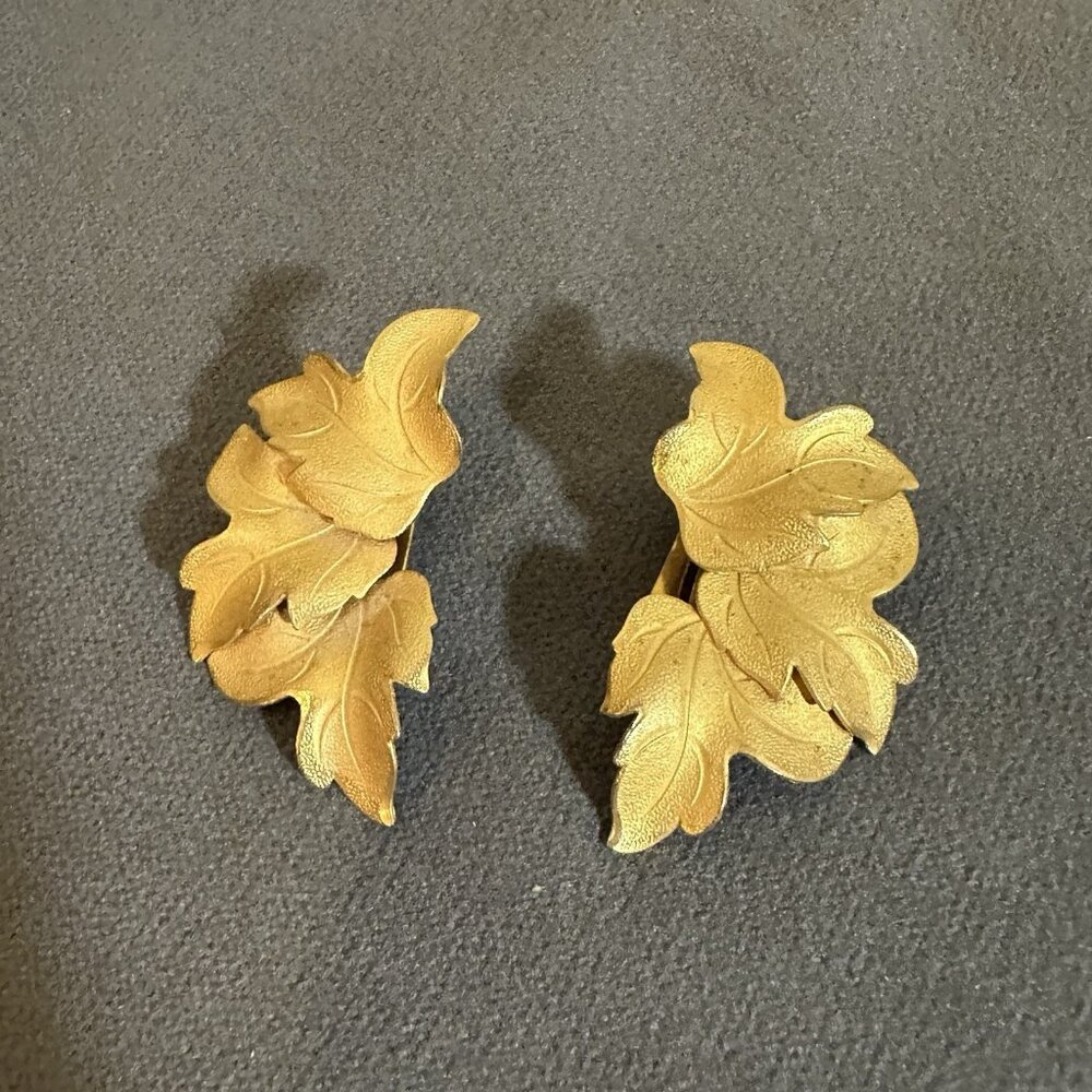 vintage gold-tone leaf earrings Clip On Midcentury Modern Mcm‎